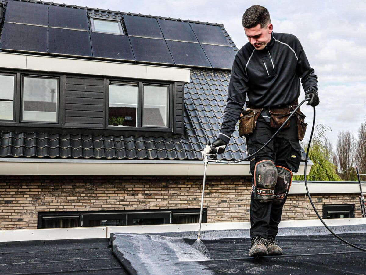 Hertalan KS 205 drukvat in gebruik op een pro-dakproject