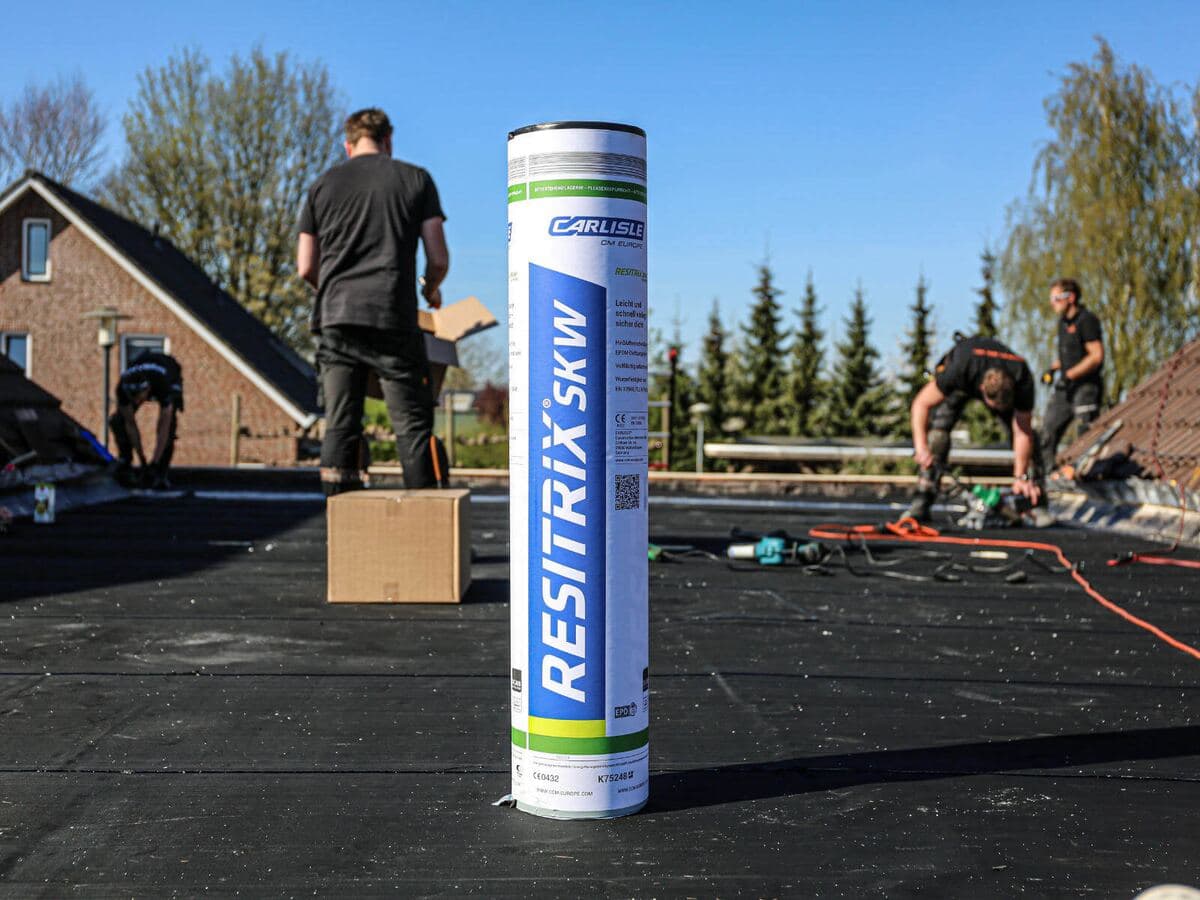Resitrix lasbaar EPDM wordt met hete lucht ingewerkt op een dakdetail